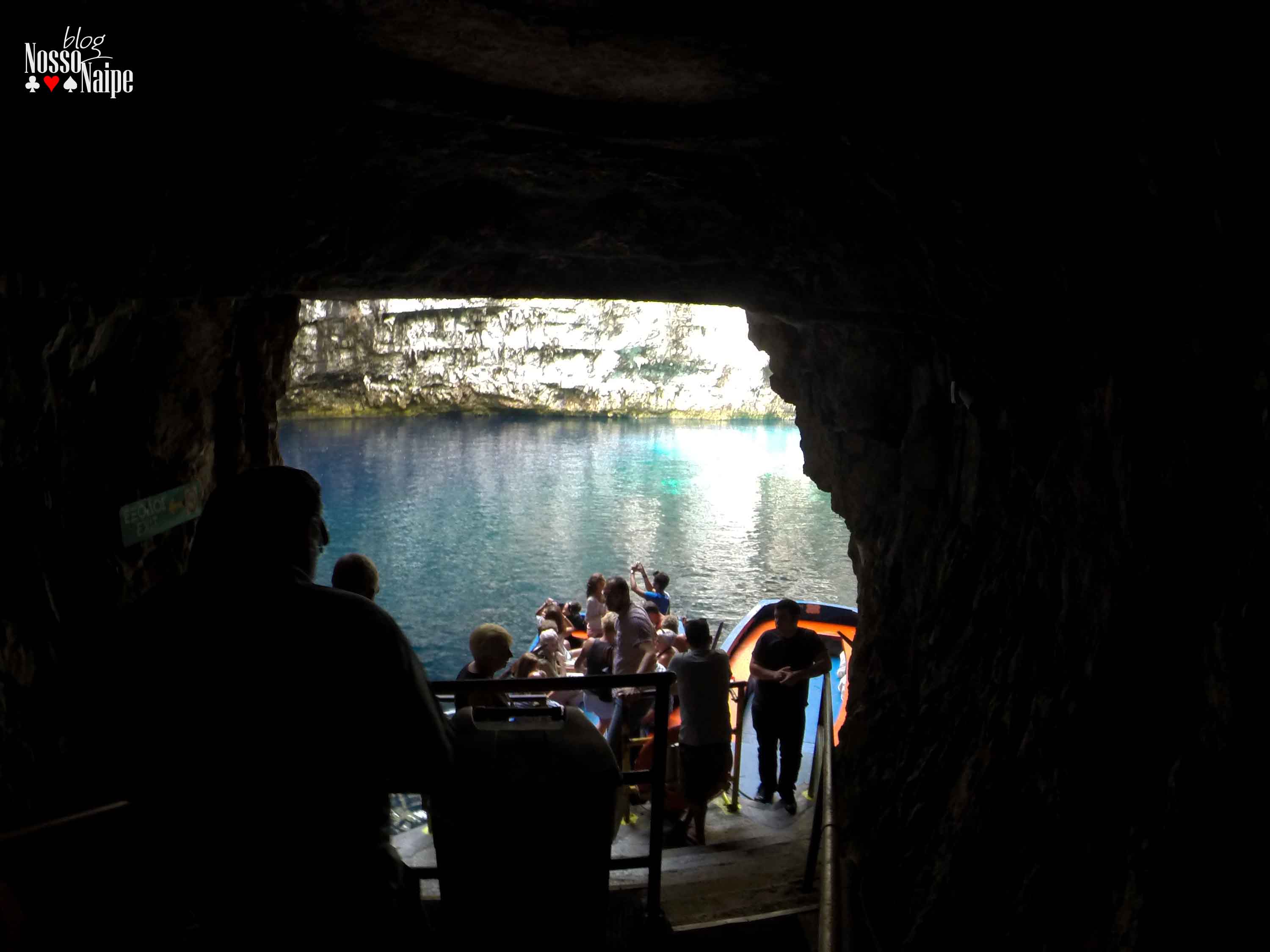O passeio pelo Melissani Lake é feito de barco. Você entra por um túnel subterrâneo e vai até a margem do lago, onde ficam os barcos. O passeio é guiado e, se der sorte, o seu guia vai cantar e contar algumas curiosidades da caverna e do lago!