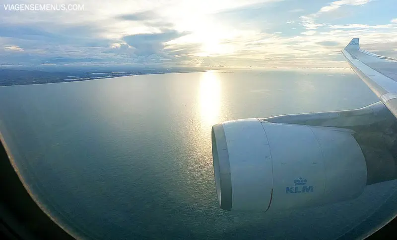 Como é voar de KLM - Voo direto de Fortaleza para Amsterdã - avião sobrevoando o mar