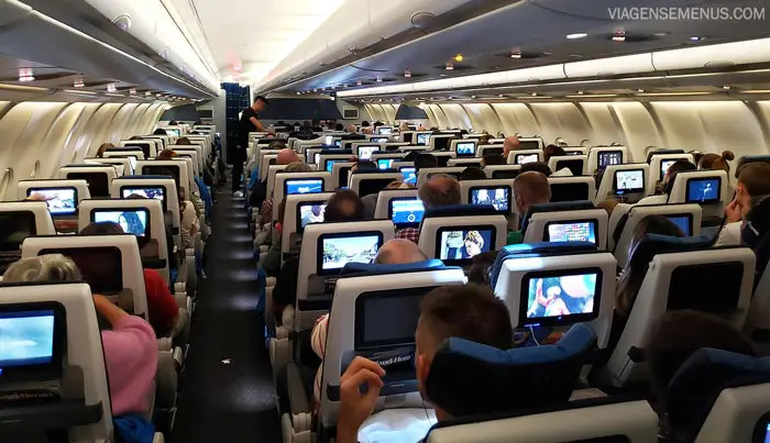 Como é voar de KLM - interior da aeronave Airbus 330-200