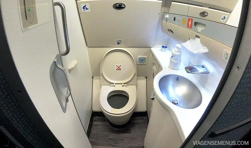 Como é voar de KLM - banheiro aeronave Airbus 330-200