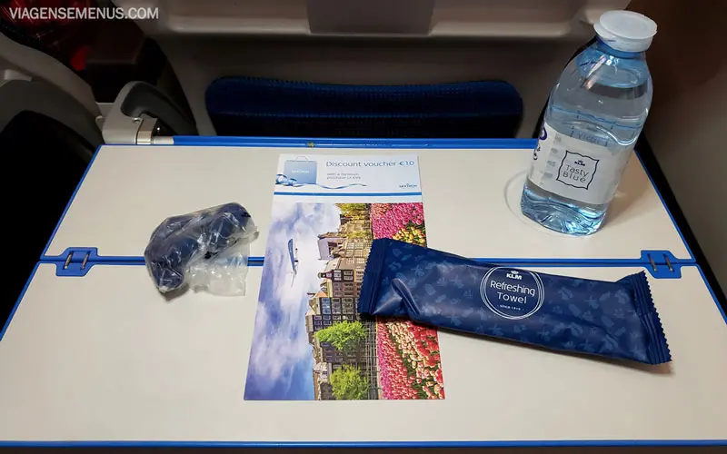Como é voar de KLM - Voo direto de Fortaleza para Amsterdã - início do serviço de bordo: água e fones de ouvido