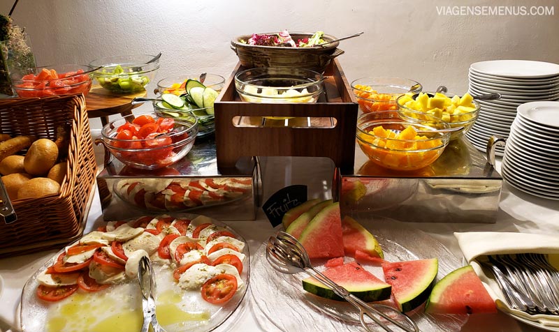 Hotel Leonardo - mesa com saladas