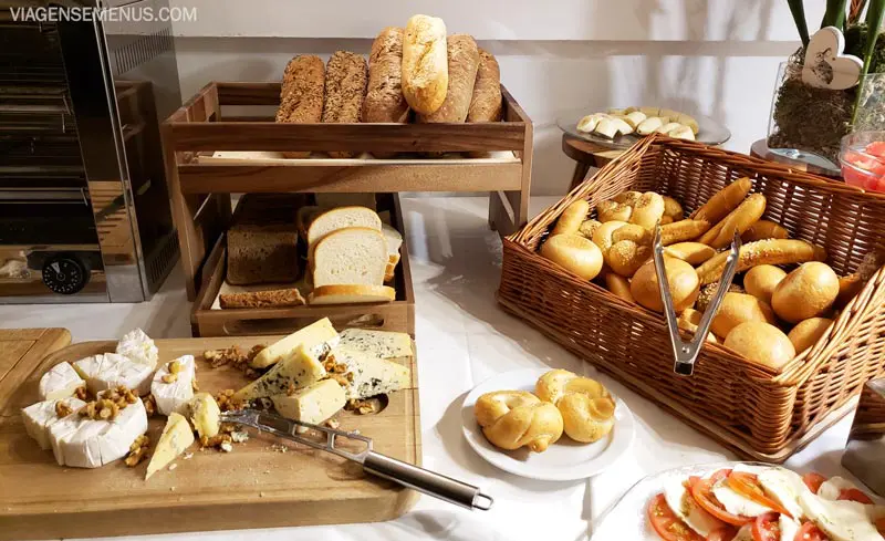 Hotel Leonardo - mesa com vários tipos de pães