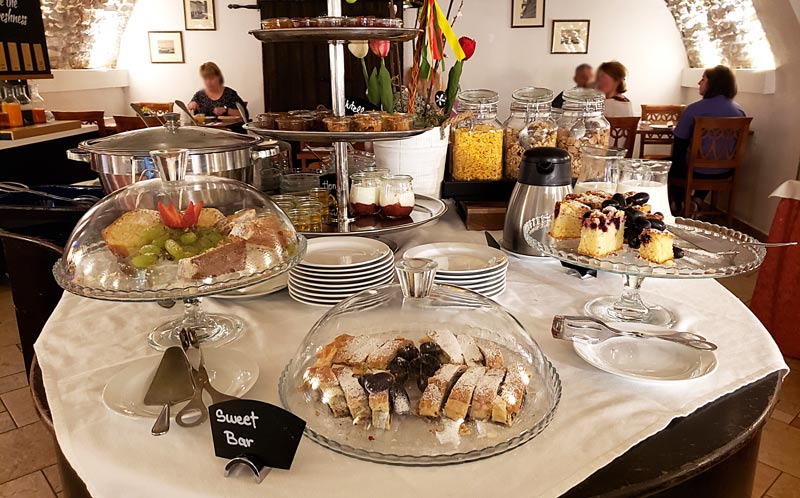 Hotel Leonardo - mesa de doces do café da manhã