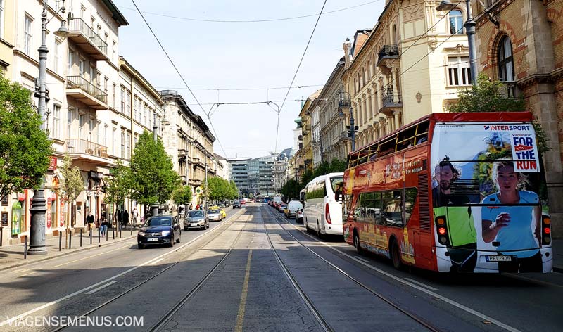 Budapest Card - rua em Budapeste e ônibus Hop On Hop Off