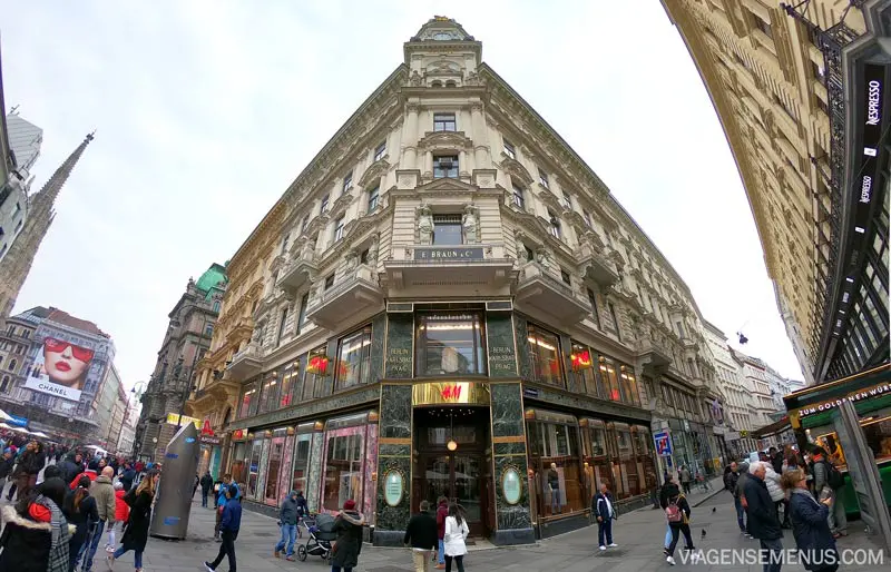 Museus em Viena - uma das ruas no centro de Viena, com prédios antigos do século 19 e pessoas passando na rua.