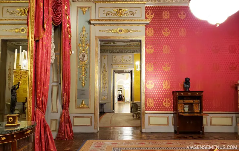 Museu Albertina - uma sala dos apartamentos imperiais, com cortinas vermelhas, parede de cor creme e outra vermelha com toques dourados