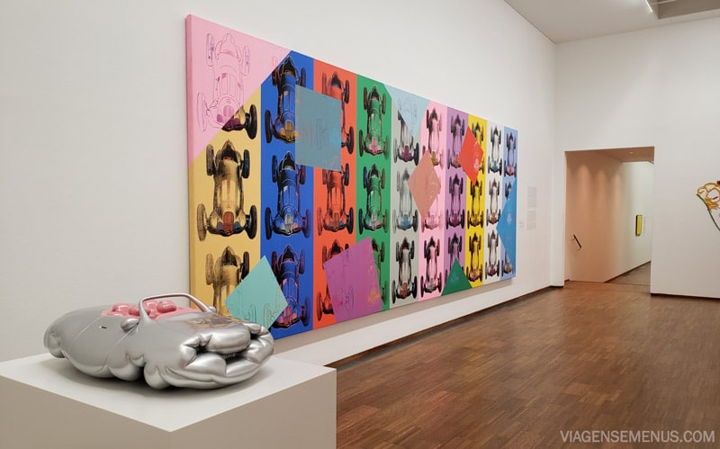 Museu Albertina - uma sala da mostra de pinturas, piso de madeira, parede branca e um quadro super colorido