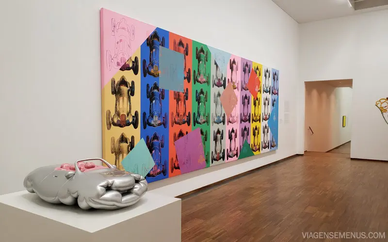 Museu Albertina - uma sala da mostra de pinturas, piso de madeira, parede branca e um quadro super colorido