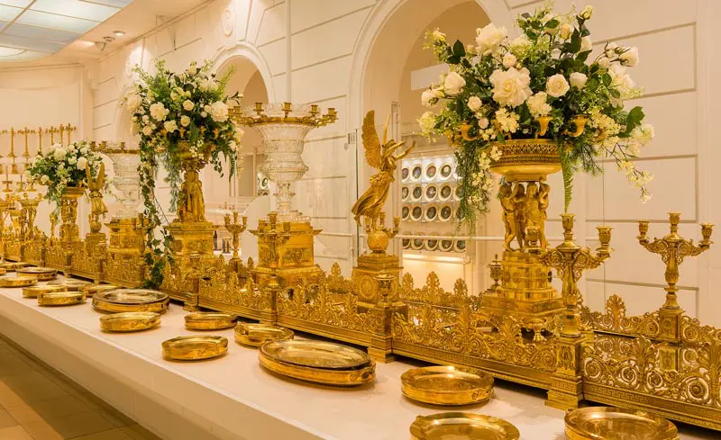 Palácio de Hofburg - Coleção da Prataria Imperial - mesa de jantar com imenso centr ode mesa de ouro e flores