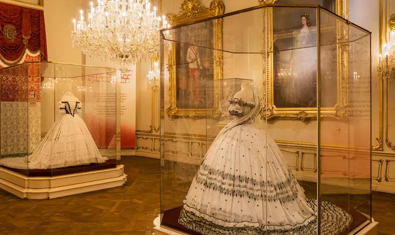 Palácio de Hofburg - Museu da Sisi - dois vestidos que a imperatriz usou