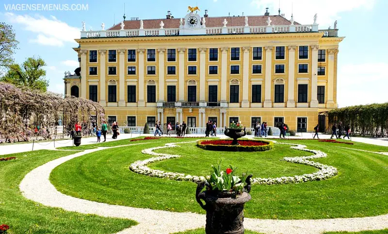 Palácio de Schonbrunn - jardim com a parte de trás do palácio