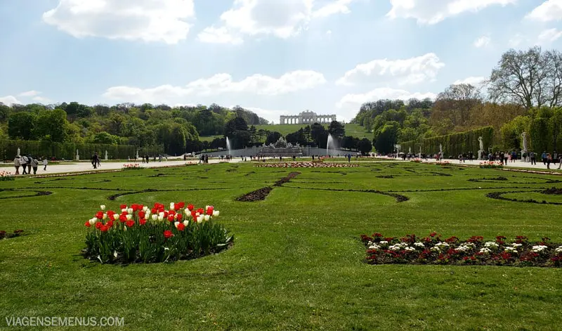 Palácio de Schonbrunn - jardim com vista para o Gloriette