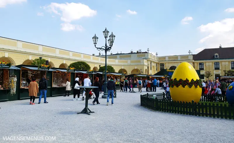 Palácio de Schonbrunn - feirinha de Páscoa, várias barraquinhas uma ao lado da outra