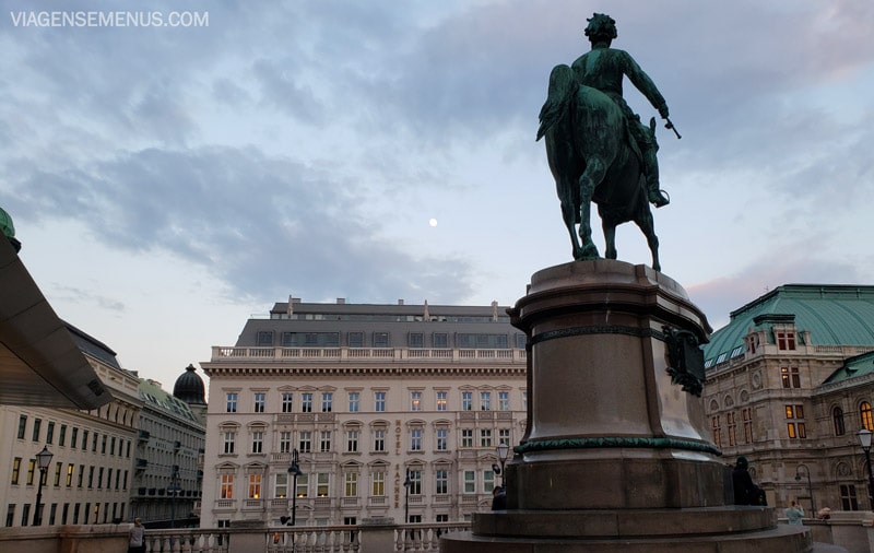 Museus em Viena - terraço do Museu Albertina, com uma estátua de soltado em cima do cavalo e a lua aparecendo no céu