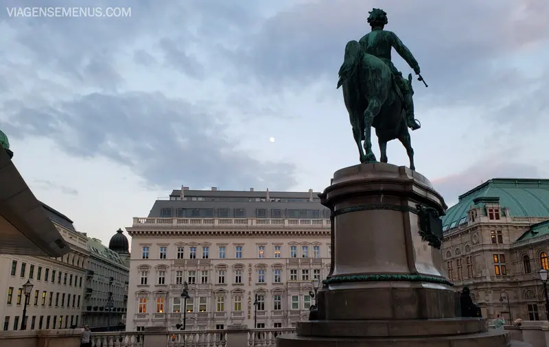 Museus em Viena - terraço do Museu Albertina, com uma estátua de soltado em cima do cavalo e a lua aparecendo no céu