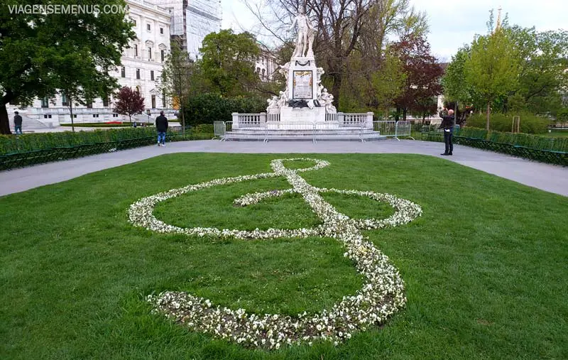 Viena - parque Burggarten, com flores formando uma clave de sol