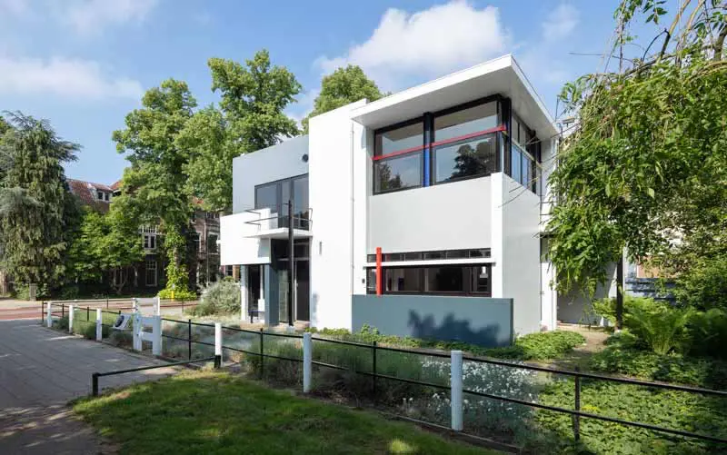 O que fazer em Utrecht, Holanda - Casa Rietveld Schroder - imagem da casa na lateral, com dois andares, branca, janelas de vidro