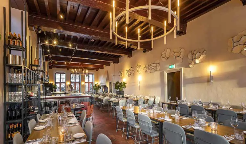O que fazer em Utrecht, Holanda - interior do Castelo Oudaen, um dos salões do restaurante