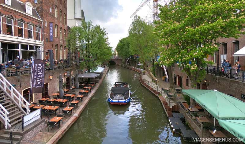 O que fazer em Utrecht, Holanda - Passeio de barco - barco passando no canal, ambas as margens com mesas de restaurantes