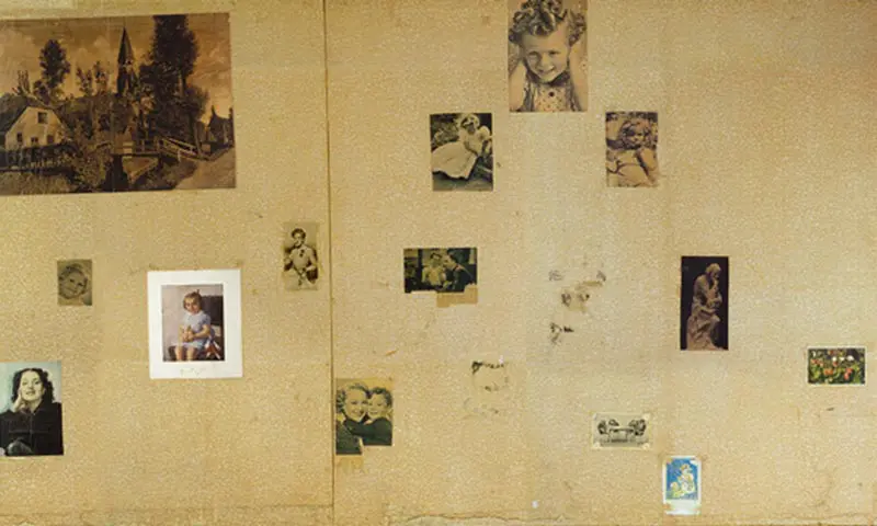 Casa da Anne Frank - parede do quarto da Anne, com fotos pregadas