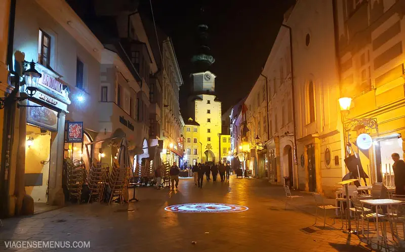 O que fazer em Bratislava - cidade iluminada à noite