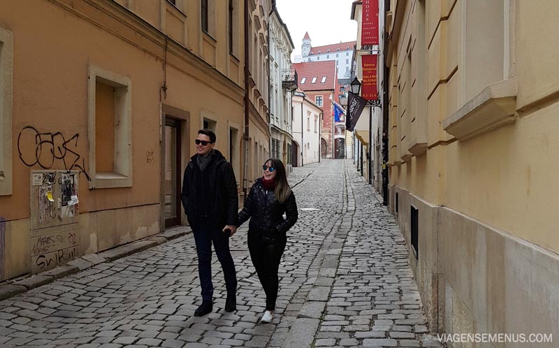 Bratislava, Eslováquia - rua da cidade com o Castelo de Bratislava ao fundo