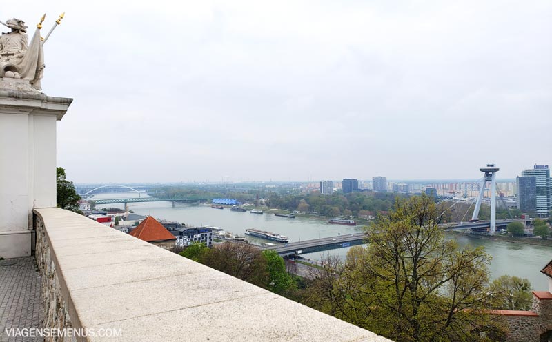 Vista da sacada do Castelo de Bratislava para a Ponte SNP