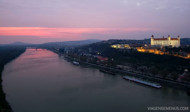 Vista do pôr do sol do UFO, céu rosado com Castelo ao fundo