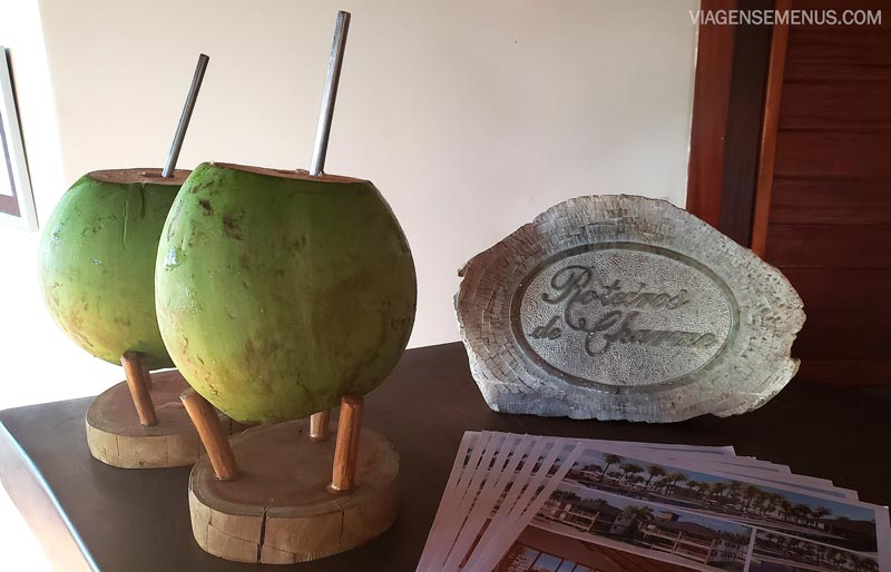 Hotel Vila Selvagem, Fortim, Ceará - imagem de dois cocos ao lado da placa da rede Roteiros de Charme