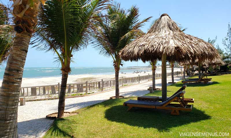 Hotéis românticos no Brasil - Hotel Vila Selvagem, Fortim, Ceará - cadeiras de praia dentro do hotel, na grama, com vista para a praia