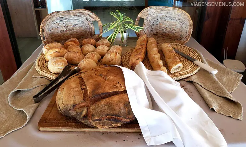Mesa de pães, com 3 tipos de pães