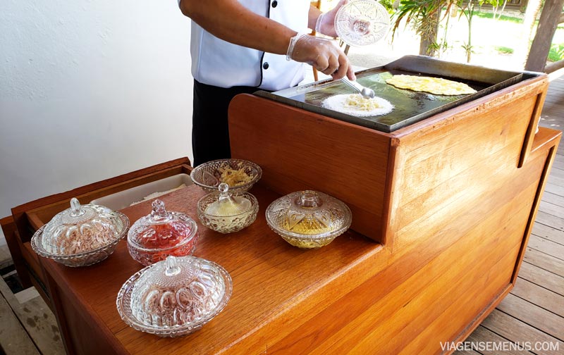 Espaço do omelete e tapioca, um funcionário fazendo omelete numa chapa preta, vários ingredientes ao lado