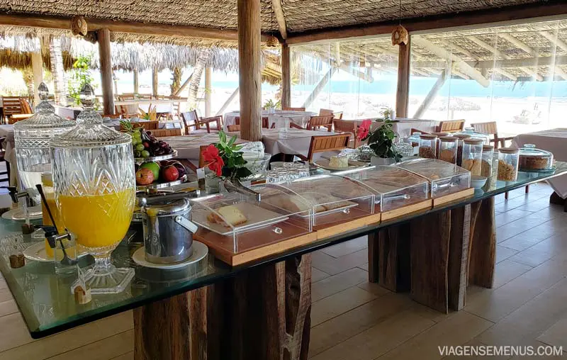 Hotel Vila Selvagem, Fortim, Ceará - mesa central do café da manhã, com sucos, bolos, biscoitos, frutas, vista para o mar