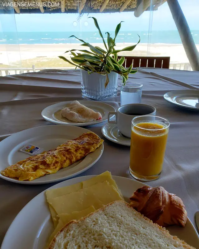 Hotel Vila Selvagem, Fortim, Ceará - mesa com omelete, 2 fatias de pão, queijo, croissant, suco de laranja e café, vista para o mar