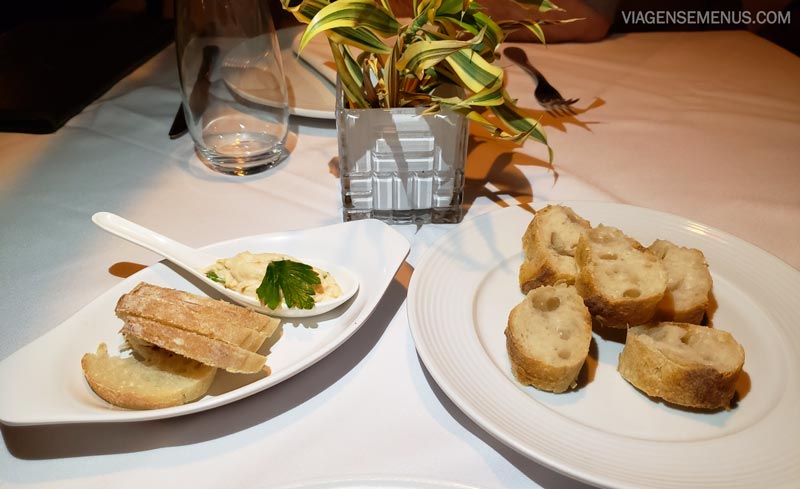 Dois pratos com pães cortados em rodelas e patê de salmão