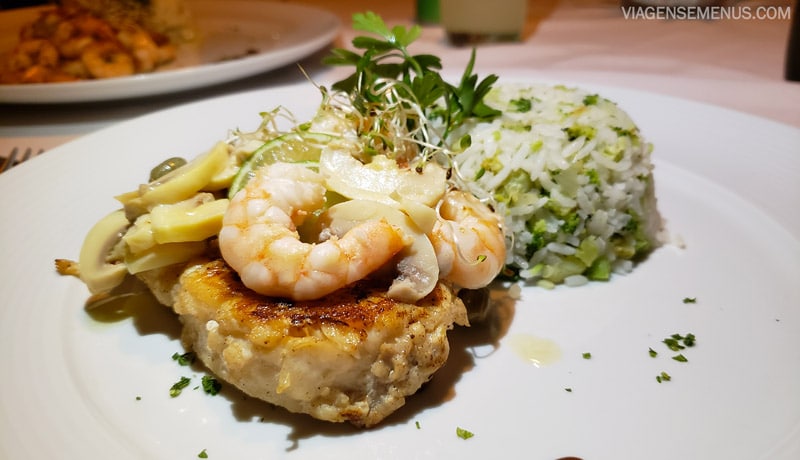 Hotel Vila Selvagem, Fortim, Ceará - prato com peixe grelhado, alguns camarões e cogumelos em cima, com arroz de brócolis