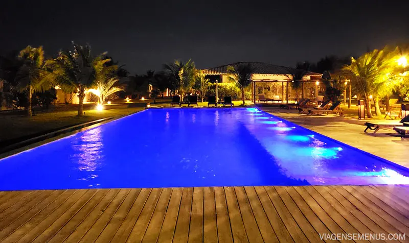 Hotel Vila Selvagem, Fortim, Ceará - piscina iluminada no tom de azul bem escuro