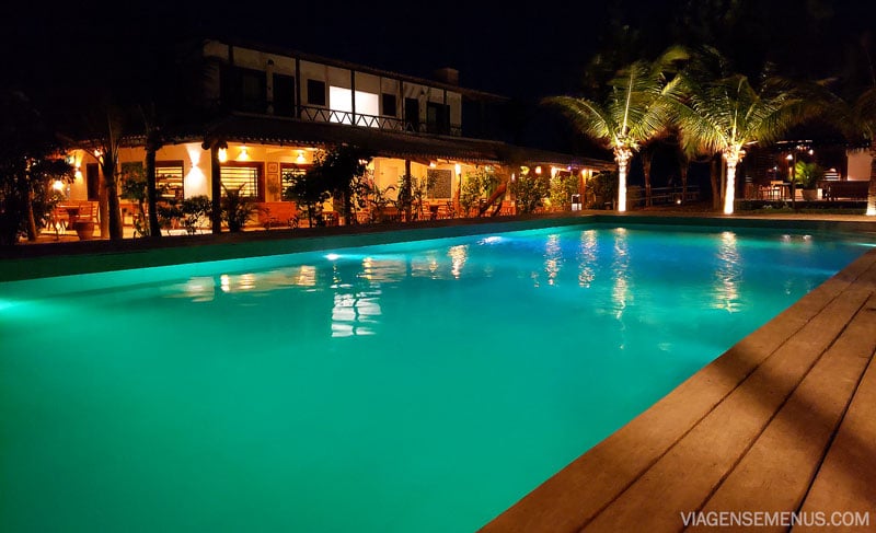 Hotéis românticos no Brasil - Hotel Vila Selvagem, Fortim, Ceará - piscina iluminada no tom verde