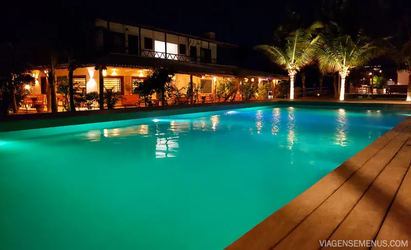 Hotéis românticos no Brasil - Hotel Vila Selvagem, Fortim, Ceará - piscina iluminada no tom verde