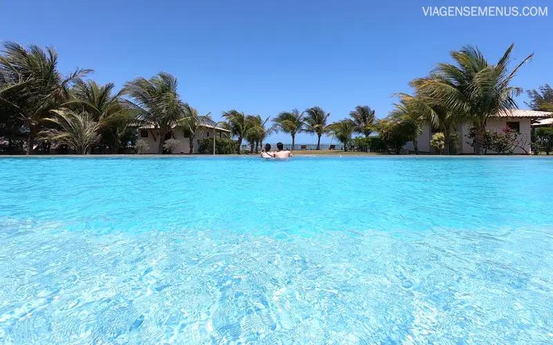 Hotel Vila Selvagem, Fortim, Ceará - Livia e Samuel na borda da piscina olhando para a praia