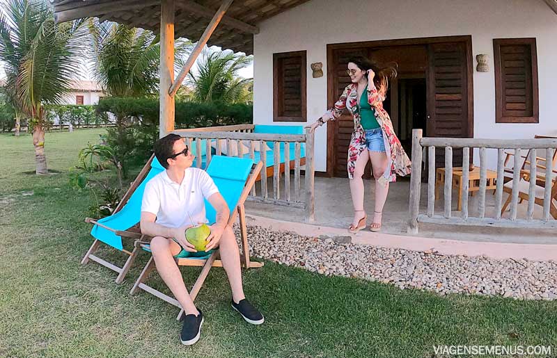 Hotel Vila Selvagem, Fortim, Ceará - Livia e Samuel na varanda do bangalô, ele sentado com um coco e ela em pé olhando pra ele