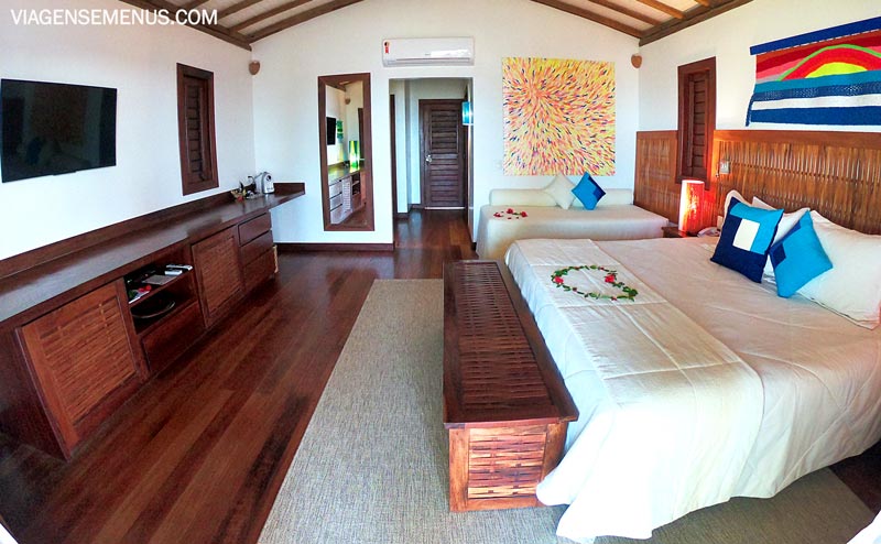 Hotel Vila Selvagem, Fortim, Ceará - interior do quarto visto da varanda, com cama casal, móveis e TV