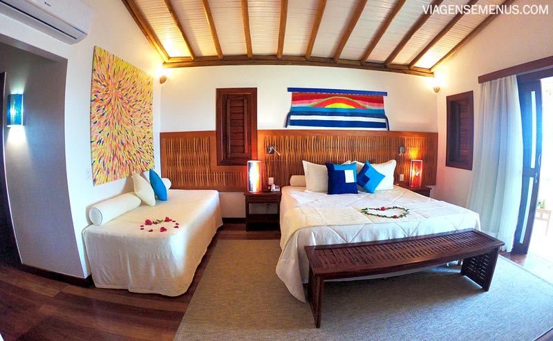 Hotel Vila Selvagem, Fortim, Ceará - imagem do quarto mostrando as duas camas, abajur e quadro atrás da cama, com a imagem de um pôr do sol