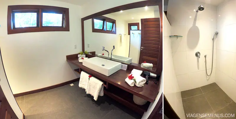 Hotel Vila Selvagem, Fortim, Ceará - imagem do banheiro, com toalhas de mão e de banho e amenities, tudo decorado com flores vermelhas