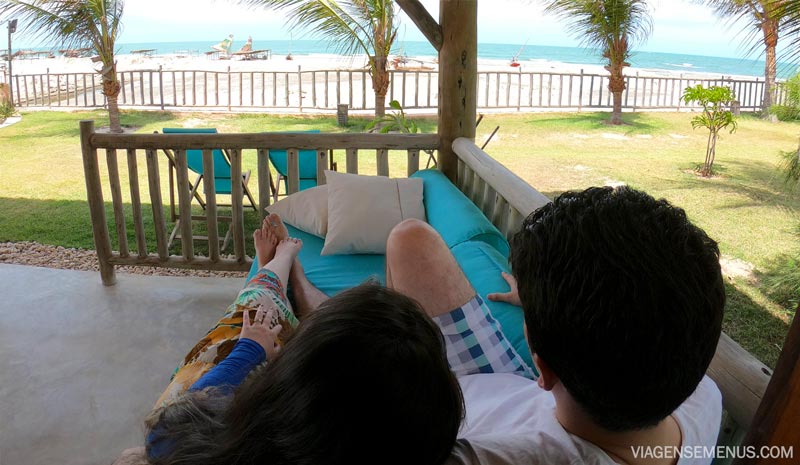 Hotel Vila Selvagem, Fortim, Ceará - Livia e Samuel deitados no sofá da varanda olhando para o mar