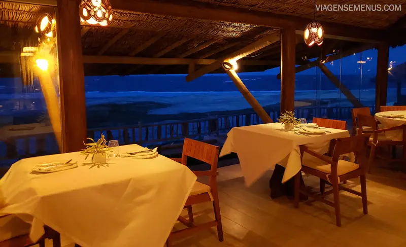 Hotel Vila Selvagem, Fortim, Ceará - restaurante à noite, com luzinhas nas mesas e toalhas brancas