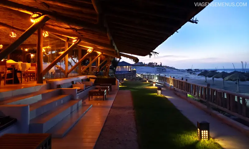 Hotel Vila Selvagem, Fortim, Ceará - imagem do restaurante frente mar visto da lateral, já com as luzes acesas, com vista para a praia