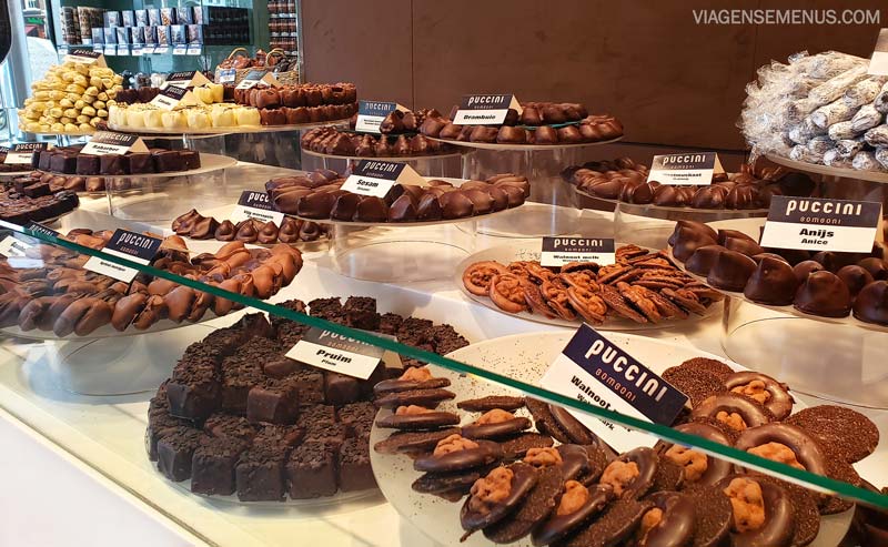 Melhor chocolate de Amsterdam: Puccini Bomboni - foto da bancada com vários chocolates