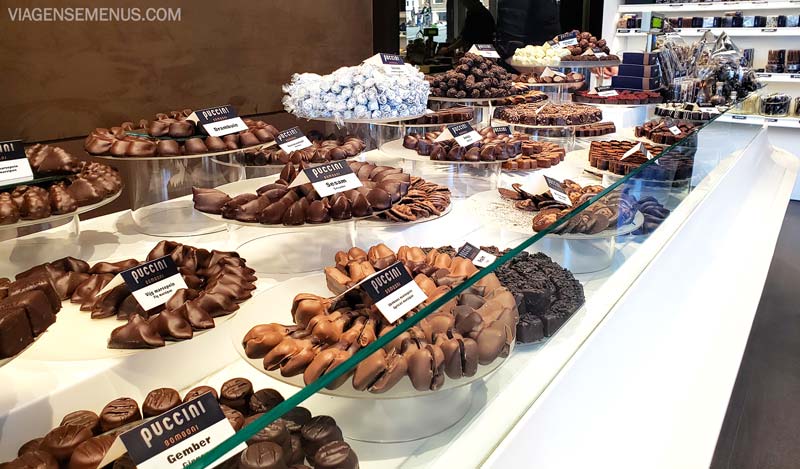 Melhor chocolate de Amsterdam: Puccini Bomboni - foto da bancada com vários chocolates